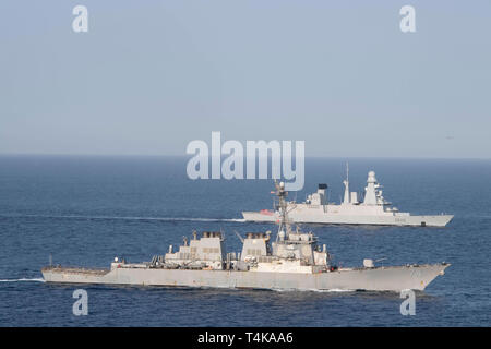 Die geführte-missile Cruiser USS Mobile Bay (CG53), vorne, und der Royal Danish Navy Fregatte HDMS Niels Juel (F 363), der als Teil des französischen Charles de Gaulle Carrier Strike Group, im Gange sind, die sich in der Ausbildung im Roten Meer, 15. April 2019. Die John C Stennis Carrier Strike Group ist in die USA 5 Flotte Bereich der Maßnahmen zur Unterstützung der Marine im Einsatz für die Stabilität und Sicherheit in der Region zu gewährleisten und verbindet das Mittelmeer und den Pazifischen Raum durch den westlichen Indischen Ozean und drei strategischen Punkten ersticken. (U.S. Marine Foto von Mass Communication Specialist Meer Stockfoto