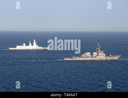 Die geführte-missile Cruiser USS Mobile Bay (CG53), vorne, und der Royal Danish Navy Fregatte HDMS Niels Juel (F 363), der als Teil des französischen Charles de Gaulle Carrier Strike Group, im Gange sind, die sich in der Ausbildung im Roten Meer, 15. April 2019. Die John C Stennis Carrier Strike Group ist in die USA 5 Flotte Bereich der Maßnahmen zur Unterstützung der Marine im Einsatz für die Stabilität und Sicherheit in der Region zu gewährleisten und verbindet das Mittelmeer und den Pazifischen Raum durch den westlichen Indischen Ozean und drei strategischen Punkten ersticken. (U.S. Marine Foto von Mass Communication Specialist Meer Stockfoto