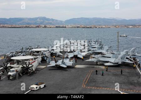 190415-N-GD 018-1092 MITTELMEER (15. April 2019) Der Nimitz-Klasse Flugzeugträger USS Abraham Lincoln (CVN 72) Anker vor der Küste von Palma de Mallorca, Spanien, 15. April 2019. Abraham Lincoln wird als Teil der Abraham Lincoln Carrier Strike Group zur Unterstützung der Zusammenarbeit im Bereich der Sicherheit im Seeverkehr Bemühungen in den USA 5., 6. und 7. Der US-amerikanische Flotte Arbeitsgebiete. Mit Abraham Lincoln als Flaggschiff, bereitgestellt Streik Vermögenswerte des Konzerns gehören Personal, Schiffe und Flugzeuge von Carrier Strike Group (CSG) 12, Destroyer Squadron (DESRON) 2, die Geführte-missile Cruiser USS Leyte Gulf (CG55) ein Stockfoto