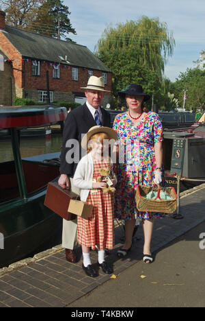 Mutter, Vater und Tochter im Jahre 1940 das Kostüm für ein Dorf im Krieg Ereignis gekleidet, Stoke Bruerne, Northamptonshire, Großbritannien Stockfoto