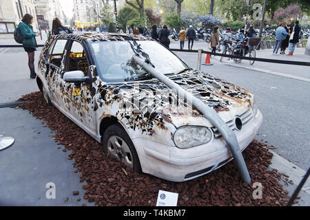 Paris, Frankreich, 11. April 2019. Dan Rawlings drehte sich ein Auto in ein Element der Natur im Urban Art Fair Paris. Credit: Veronique Phitoussi/Alamy Stock Stockfoto