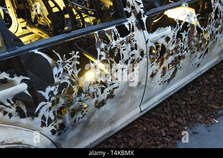 Paris, Frankreich, 11. April 2019. Dan Rawlings drehte sich ein Auto in ein Element der Natur im Urban Art Fair Paris. Credit: Veronique Phitoussi/Alamy Stock Stockfoto