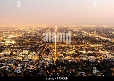Die CITYLIGHTS von Los Angeles bei Nacht - Luftbild Stockfoto
