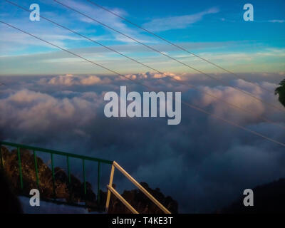 Blauer Himmel mit smokey Wolken Stockfoto