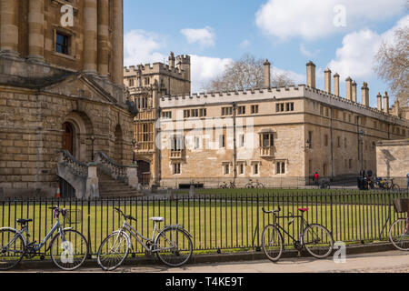 Fahrräder Geländer in Radcliffe Square um Radcliffe Camera, dem gewölbten palladianischen Stil Bibliothek in Oxford, UK befestigt Stockfoto