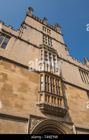 Fenster und Mauerwerk Detail des Turms der fünf Aufträge, ist der Haupteingang zum Bodleian Library, Teil der Universität Oxford, Oxford, Großbritannien Stockfoto