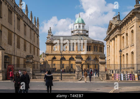 Blick von catte Street von Sheldonian Theatre mit Bodleian Library auf der linken und Clarendon Gebäude auf der rechten Seite, die alle Teil der Universität Oxford, Großbritannien Stockfoto