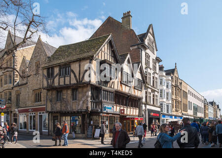 Besucher und Touristen auf Cornmarket Street an der Ecke der Ship Street in Oxford, Großbritannien Stockfoto