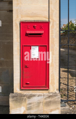 Alte Post Post Box montiert in Stein Spalte in Oxford, Großbritannien Stockfoto