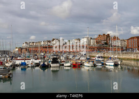 Blick über Boote in der Inneren Marina der Royal Harbour Marina in Ramsgate, Kent, UK. Stockfoto