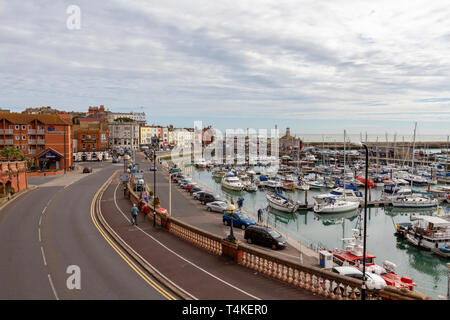 Blick über Boote in der Inneren Marina der Royal Harbour Marina in Ramsgate, Kent, UK. Stockfoto