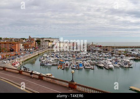 Blick über Boote in der Inneren Marina der Royal Harbour Marina in Ramsgate, Kent, UK. Stockfoto