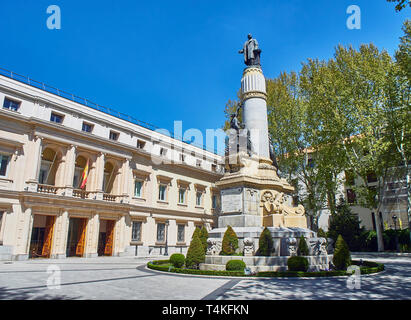 Principal Fassade des spanischen Senats mit dem Canovas Del Castillo Statue im Vordergrund. Blick von der Plaza de la Marina Española Square. Madrid. Stockfoto