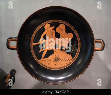 Berlin. Deutschland. Altes Museum. Dachgeschoss Rot - Abbildung Trinkbecher/Kylix, Theseus Chimaera stürzt ins Meer, Attr., das dem Maler Douris. Ton, Ca. 480 Stockfoto