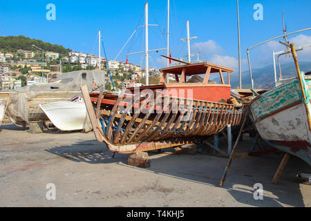 Reparatur von Fischerbooten in den türkischen Hafen von Alanya Stockfoto