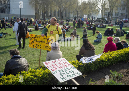 Demonstranten vor dem Aussterben Rebellion mit Banner versammeln sich auf den Parliament Square, Westminster für das Aussterben Rebellion Demonstration Stockfoto