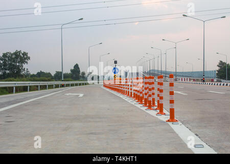 Die orange Verkehr Pol oder flexible Verkehr Poller auf Asphalt für Querstraße Stockfoto