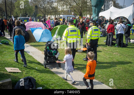 Zwei Polizisten von der Metropolitan Police Spaziergang durch das Lager am Aussterben Rebellion Demonstration am Marble Arch Stockfoto