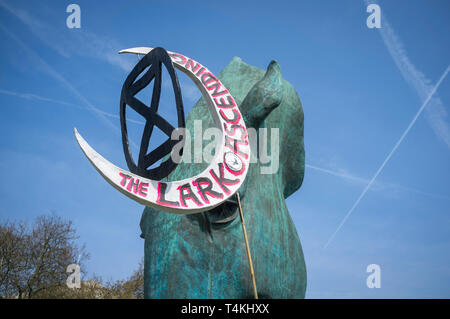 Eine sichelförmige Banner" Die Lerche Aufsteigend' am Aussterben Rebellion Demonstration in Marble Arch gegen ein Detail der Marwari Pferd berechtigt Stockfoto