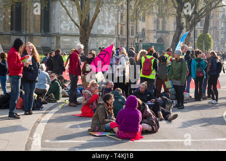 Demonstranten sitzen in die Straße blockieren Victoria Street vom Parlament Square, Westminster für das Aussterben Rebellion Demonstration Stockfoto