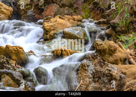 Kleine Kaskaden der Wasserfälle auf einem Bergbach im Frühjahr. Parod River. Israel. Landschaft Stockfoto
