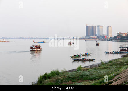 Tour Boot auf dem Mekong River bei Sonnenuntergang, Phnom Penh, Kambodscha, Südostasien, Asien Stockfoto