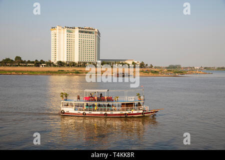 Tour Boot auf dem Mekong River bei Sonnenuntergang, Phnom Penh, Kambodscha, Südostasien, Asien Stockfoto