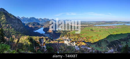 Übersicht von einem Gipfel die beeindruckende Natur um Burgen des Königs in der Nähe von Füssen, im östlichen Allgäu Stockfoto