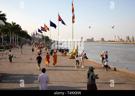 Riverside Szene bei Sonnenuntergang in der Nähe des Königlichen Palastes, sisowath Quay, Phnom Penh, Kambodscha, Südostasien, Asien Stockfoto