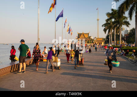 Riverside Szene bei Sonnenuntergang in der Nähe des Königlichen Palastes, sisowath Quay, Phnom Penh, Kambodscha, Südostasien, Asien Stockfoto