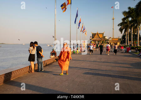 Riverside Szene bei Sonnenuntergang in der Nähe des Königlichen Palastes, sisowath Quay, Phnom Penh, Kambodscha, Südostasien, Asien Stockfoto