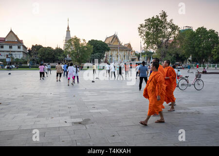 Die Einheimischen tun Aerobic bei Sonnenuntergang im Wat Botum Park, Phnom Penh, Kambodscha, Südostasien, Asien Stockfoto