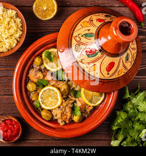 Traditionelle marokkanische Tajine vom Huhn mit gesalzenen Zitronen, Oliven. Ansicht von oben. Stockfoto