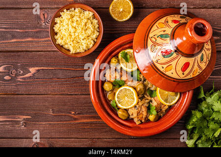 Traditionelle marokkanische Tajine vom Huhn mit gesalzenen Zitronen, Oliven. Ansicht von oben. Stockfoto