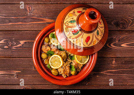 Traditionelle marokkanische Tajine vom Huhn mit gesalzenen Zitronen, Oliven. Ansicht von oben. Stockfoto