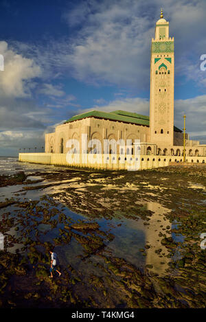 Seine dramatische Lage überragt die Wellen des Ozeans Echos Vers aus dem Qur'an, in der es heißt, dass Gottes Thron auf dem Wasser gebaut wurde. Die Gläubigen beten Stockfoto