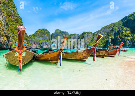 Traditionelle long tail Boot auf berühmten Maya Bay, Phi Phi Islands, Thailand Stockfoto