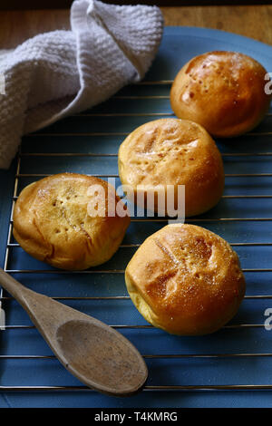 Frisch gebackene Filipino Delikatesse Pan de Coco oder Brötchen mit Gezuckerter Kokos Füllung Stockfoto