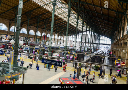 Paris Gare du Nord Bahnhof, Paris, Frankreich. Historischer schmiedearbeiten Gebäude. Alston & Gourley Bügeleisen stützen. Main Hall Dach und Plattformen Stockfoto