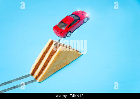 Spielzeug Auto springen vom Sprungbrett i Stockfoto