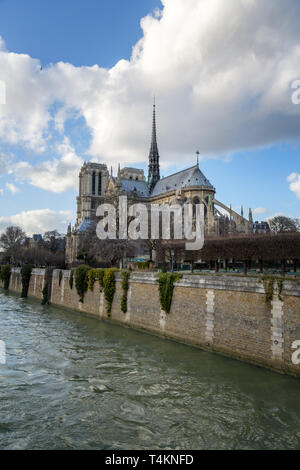 Die Kathedrale Notre Dame in Paris. Frühling. Der hintere Höhe mit Spitze und hinten Strebebögen, über die Seine. Stockfoto