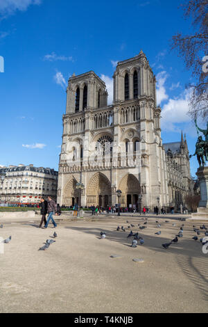 Paris, Frankreich, 2. März 2015: Touristen auf dem Platz vor der Kathedrale Notre Dame in Paris Frankreich. Dies ist der berühmte zwei Turm gotischen vorne faca Stockfoto