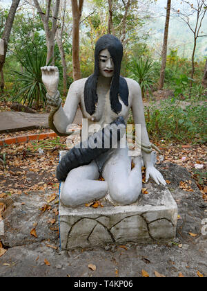 Quälen und in der Buddhistischen Hölle Folter, Kindestötung Naraka. Skulpturen in der Nähe der Tötung Höhlen, Phnom Sampeau entfernt in Battambang, Kambodscha. 07-12-2018 Stockfoto