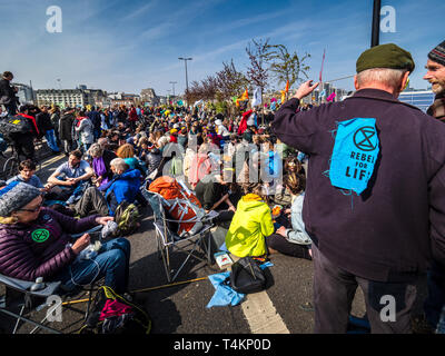 Aussterben rebellion Protest auf der Waterloo Bridge in London. Der Protest geschlossen die Brücke für den Verkehr. Stockfoto