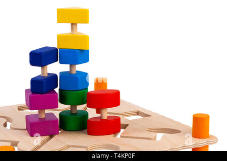 Сlose - ein Labyrinth mit mehrfarbigen Rätsel auf einer hölzernen besetzt - pädagogisches Spielzeug für Kinder, Babys auf weißem Hintergrund isoliert. Ein Spielzeug Stockfoto