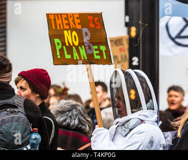 Aussterben rebellion Protest auf der Waterloo Bridge in London. Der Protest geschlossen die Brücke für den Verkehr. Stockfoto