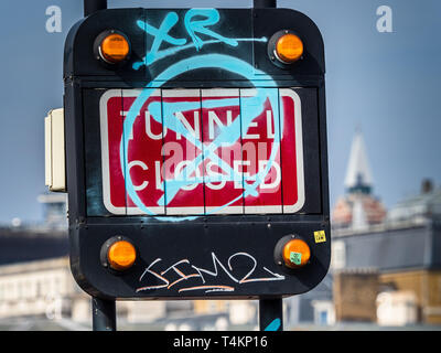 Beschädigte Straßentunnel Schild am Aussterben rebellion Proteste auf der Waterloo Bridge. Aussterben Rebellion Protest beschädigt werden. Stockfoto