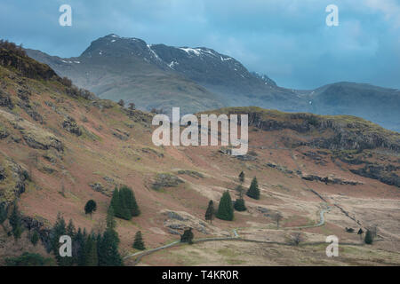 Atemberaubenden Sonnenaufgang Landschaft Bild von blea Tarn in England Lake District mit Langdales Bereich im Hintergrund Stockfoto