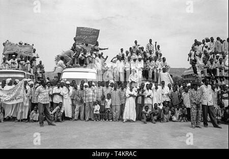 Menschen geduldig auf die Ankunft von Präsident Omar al-Bashir, Nuba-berge, Sudan, 2004 warten Stockfoto