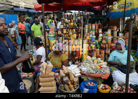 TOGO, Lome, Grande Marche, Grand Market, Händler verkaufen importierte ausländische Spirituosen wie John Walker Whiskey eine Marke der Diageo Group UK Stockfoto